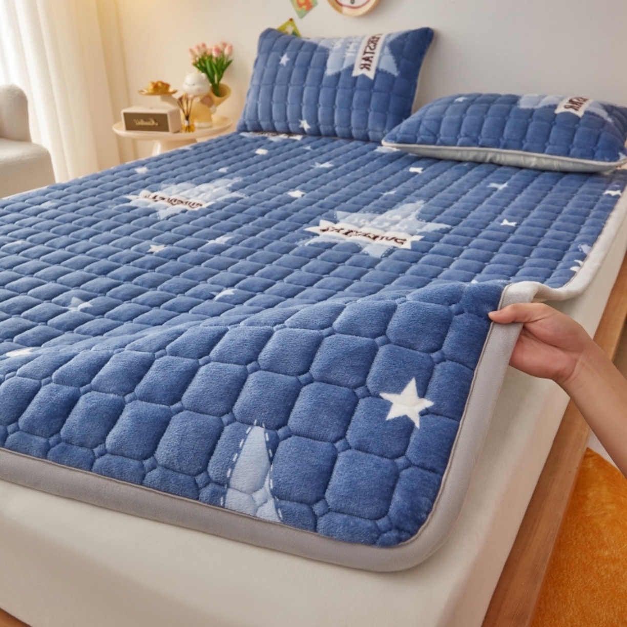91家纺网 家纺一手货源 找家纺 奇丝雅 2025新款A类牛奶绒夹棉印花床褥床垫家用软垫床护垫-大床款 幸运星