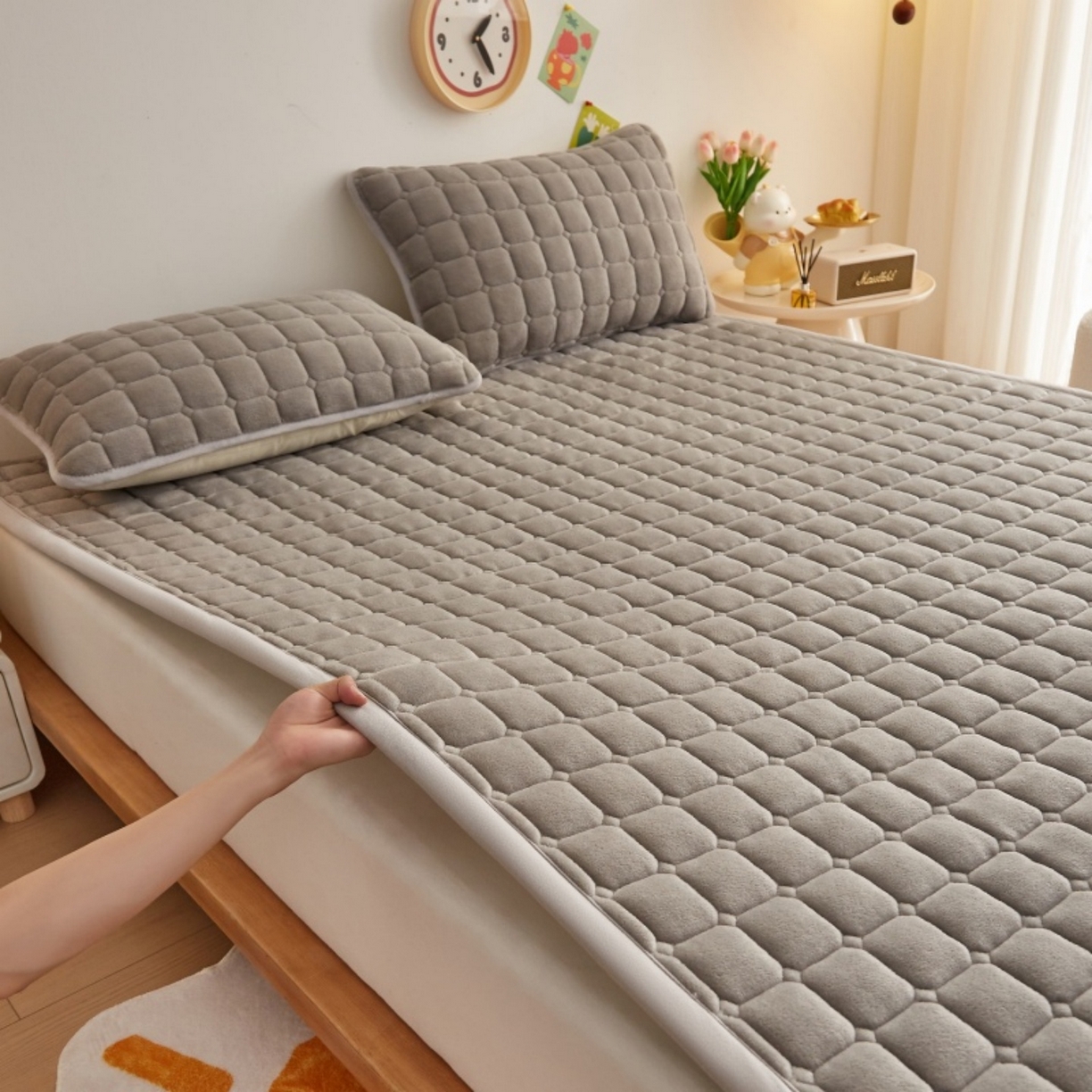 91家纺网 家纺一手货源 找家纺 奇丝雅 2025新款A类牛奶绒夹棉印花床褥床垫家用软垫床护垫-大床款 高级灰