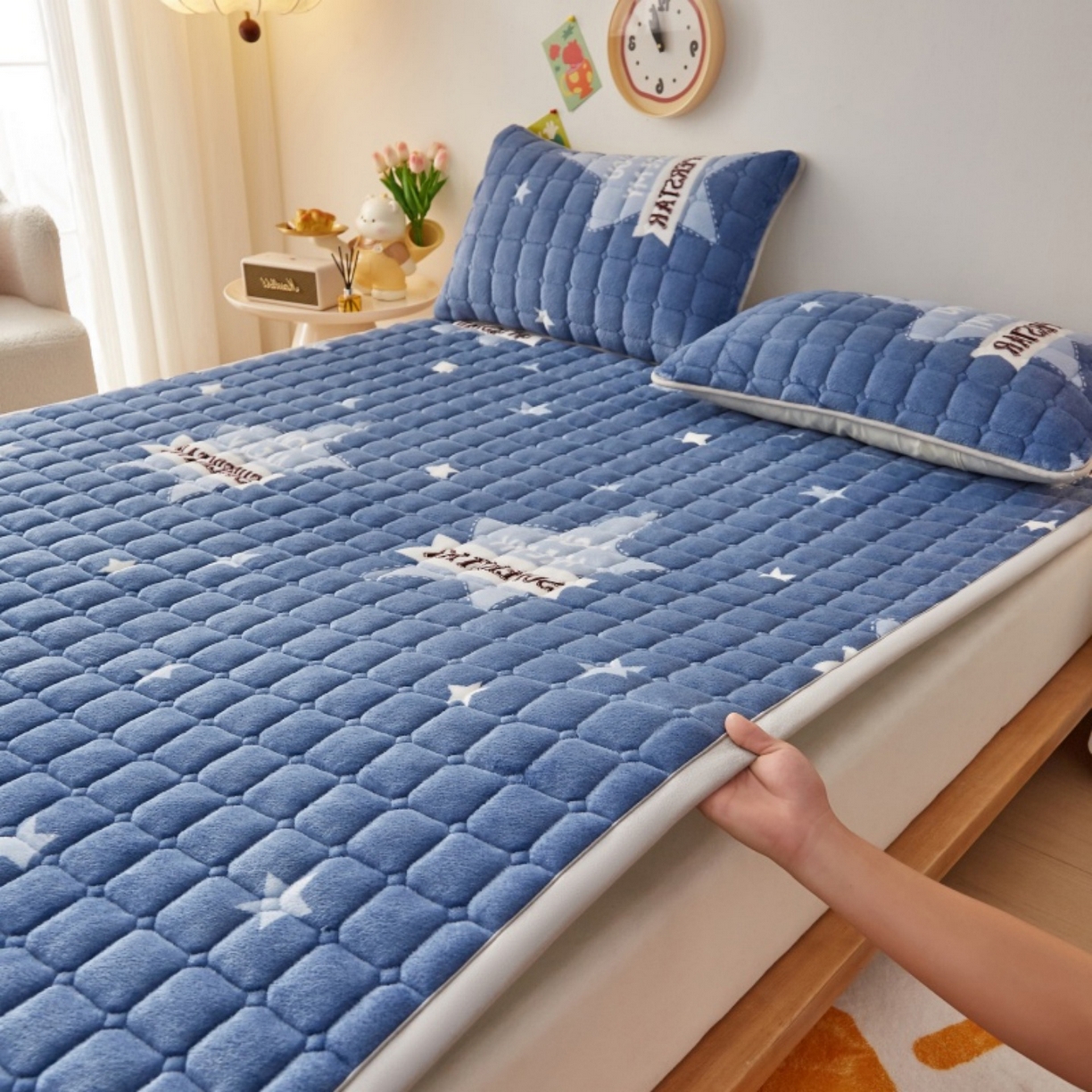 91家纺网 家纺一手货源 找家纺 奇丝雅 2025新款A类牛奶绒夹棉印花床褥床垫家用软垫床护垫-大床款 幸运星