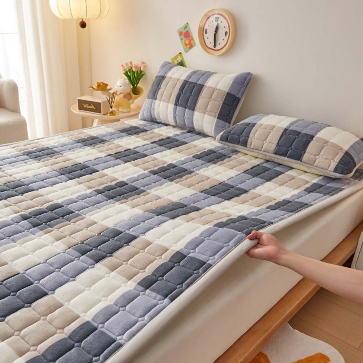 91家纺网 家纺一手货源 找家纺 奇丝雅 2025新款A类牛奶绒夹棉印花床褥床垫家用软垫床护垫-大床款 大蓝格