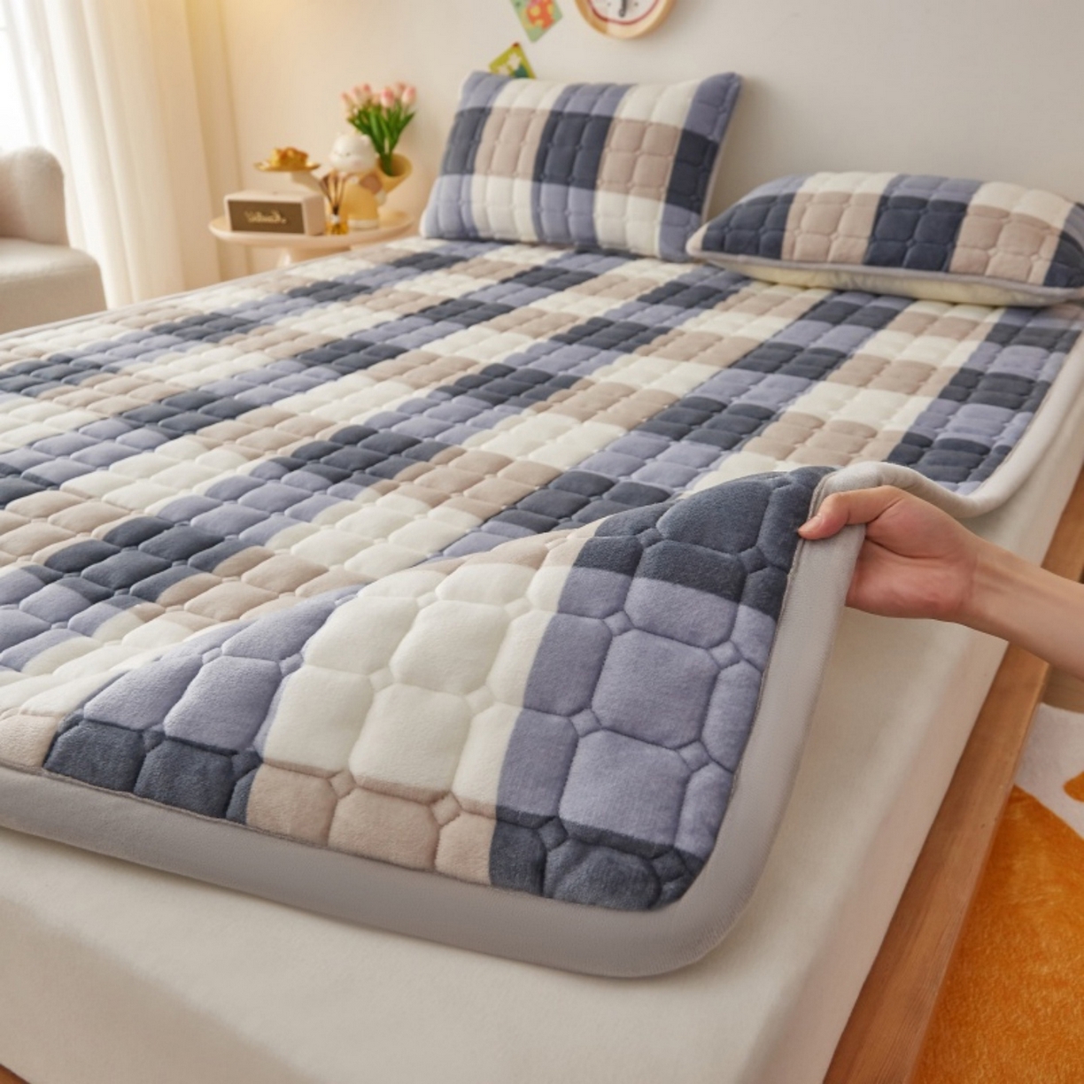 91家纺网 家纺一手货源 找家纺 奇丝雅 2025新款A类牛奶绒夹棉印花床褥床垫家用软垫床护垫-大床款 大蓝格