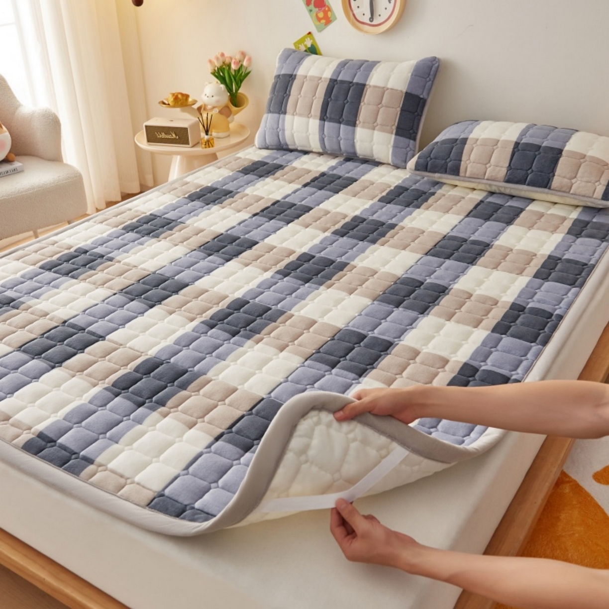 91家纺网 家纺一手货源 找家纺 奇丝雅 2025新款A类牛奶绒夹棉印花床褥床垫家用软垫床护垫-大床款 大蓝格