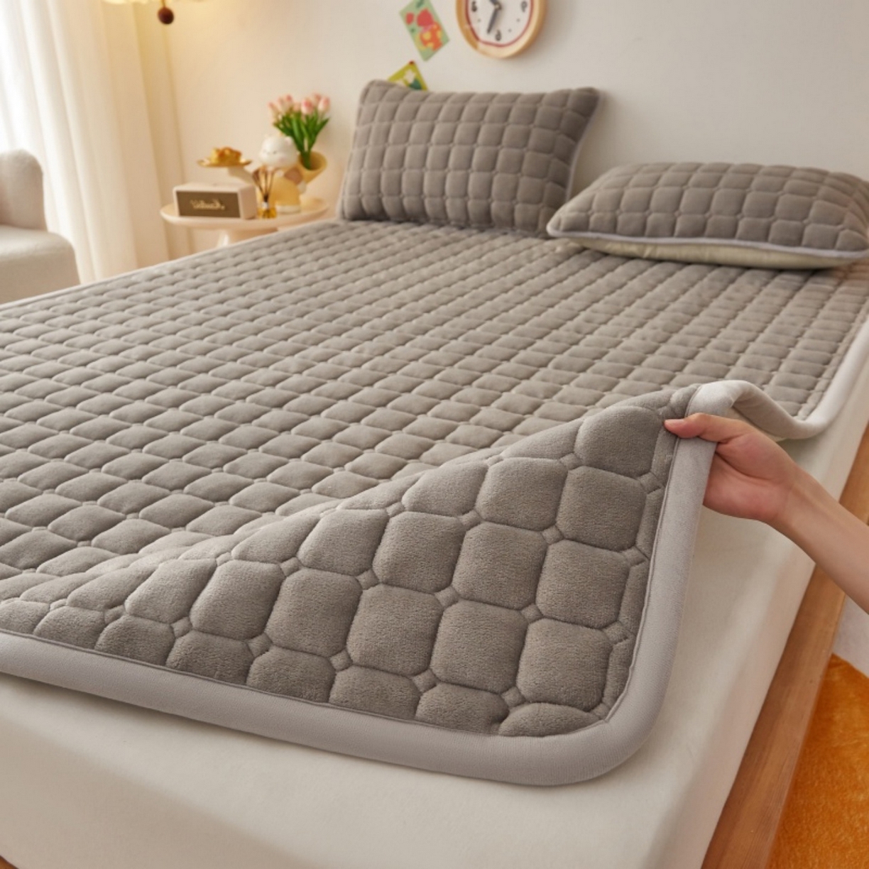 91家纺网 家纺一手货源 找家纺 奇丝雅 2025新款A类牛奶绒夹棉印花床褥床垫家用软垫床护垫-大床款 高级灰
