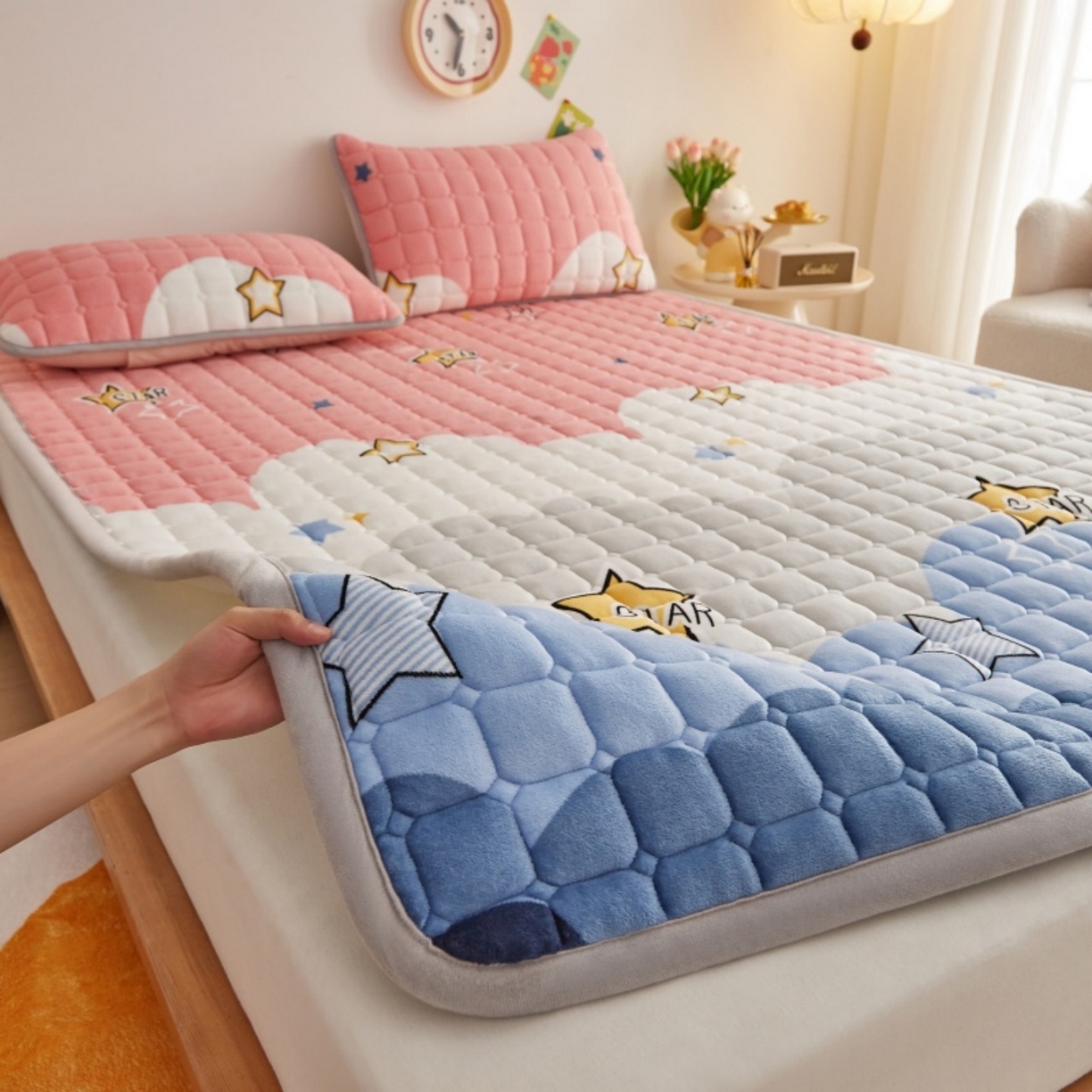 91家纺网 家纺一手货源 找家纺 奇丝雅 2025新款A类牛奶绒夹棉印花床褥床垫家用软垫床护垫-大床款 水纹星