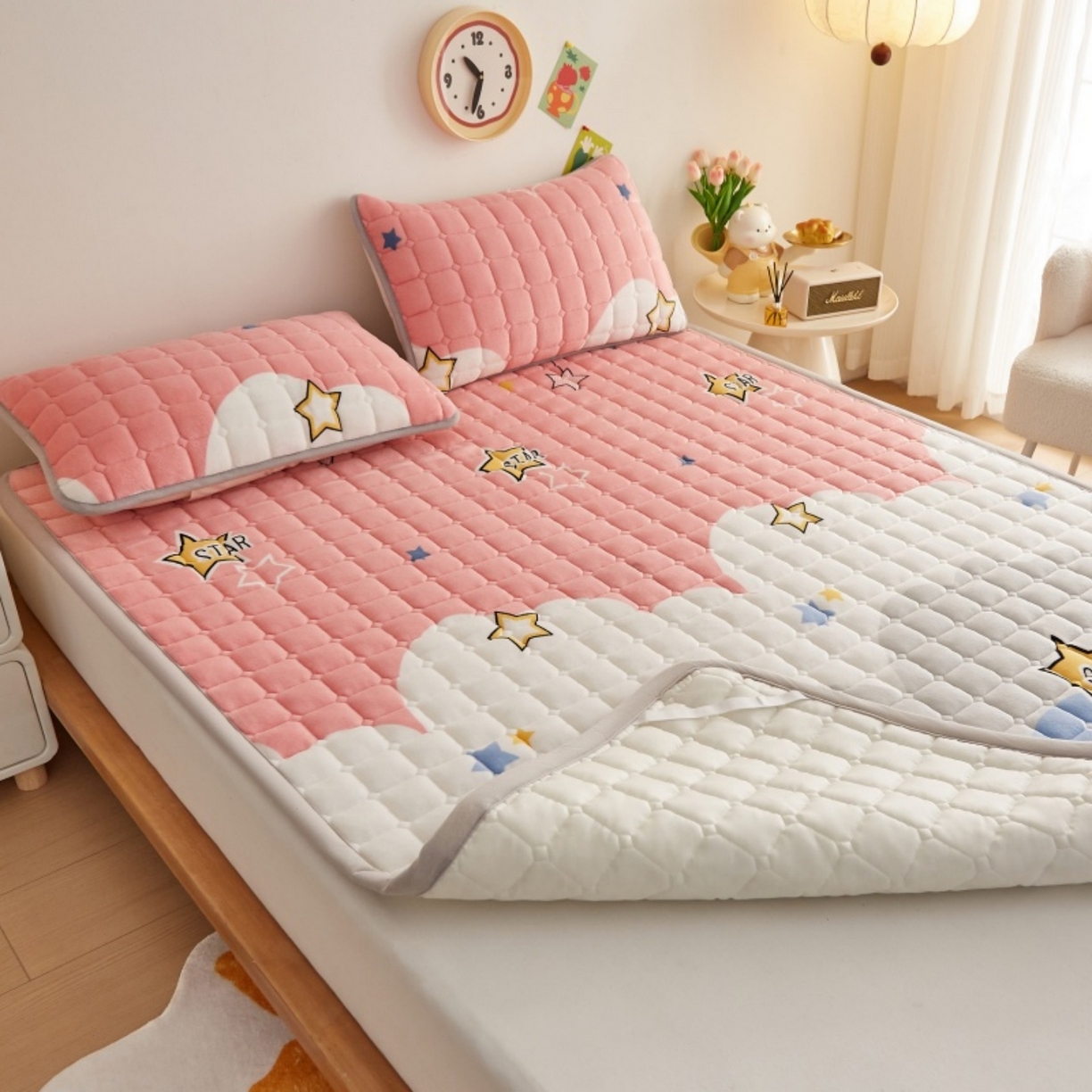 91家纺网 家纺一手货源 找家纺 奇丝雅 2025新款A类牛奶绒夹棉印花床褥床垫家用软垫床护垫-大床款 水纹星