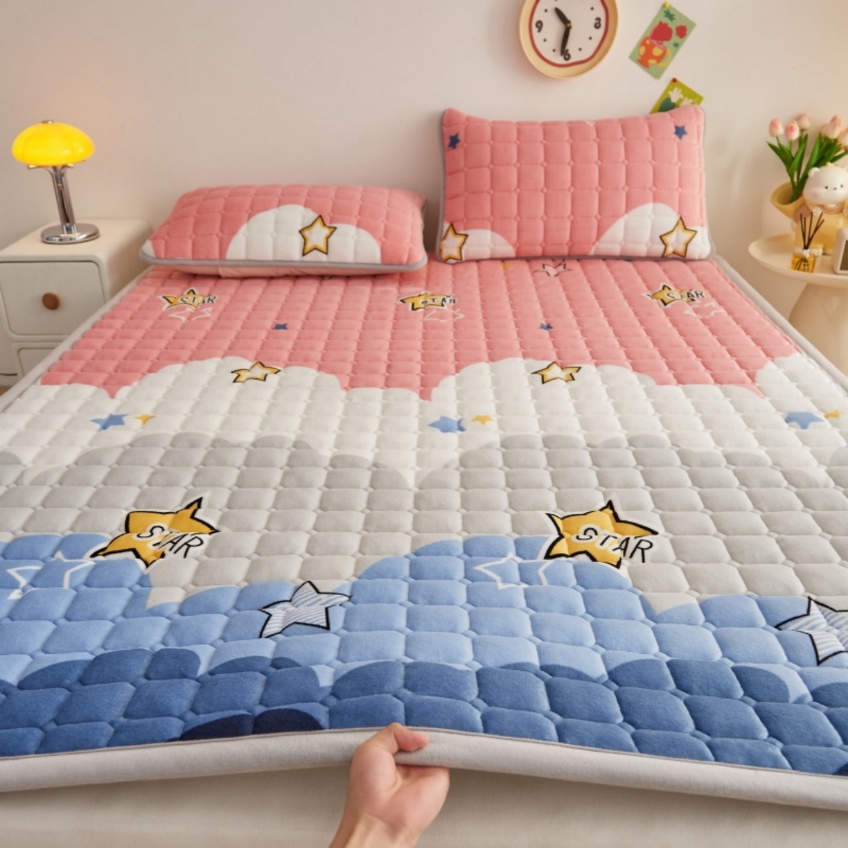 91家纺网 家纺一手货源 找家纺 奇丝雅 2025新款A类牛奶绒夹棉印花床褥床垫家用软垫床护垫-大床款 水纹星