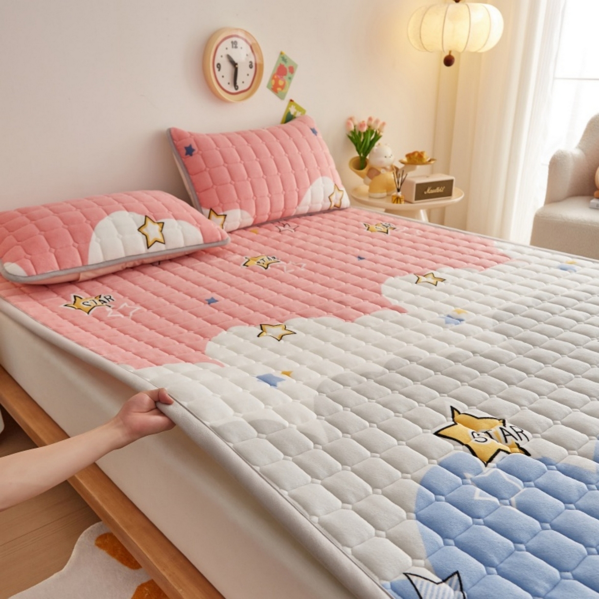 91家纺网 家纺一手货源 找家纺 奇丝雅 2025新款A类牛奶绒夹棉印花床褥床垫家用软垫床护垫-大床款 水纹星