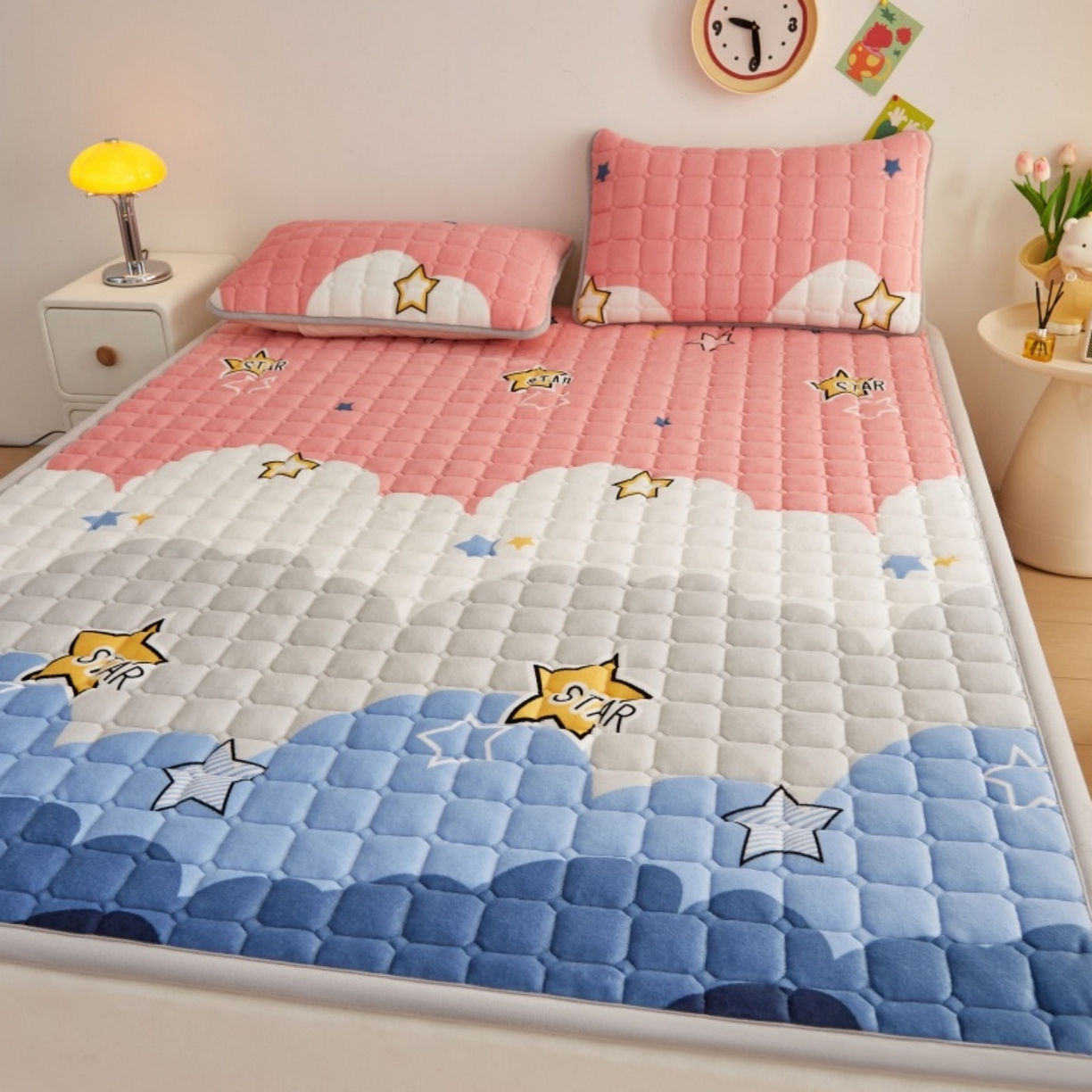 91家纺网 家纺一手货源 找家纺 奇丝雅 2025新款A类牛奶绒夹棉印花床褥床垫家用软垫床护垫-大床款 水纹星