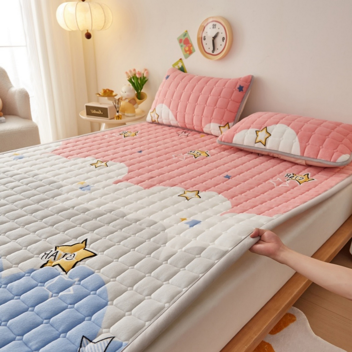 91家纺网 家纺一手货源 找家纺 奇丝雅 2025新款A类牛奶绒夹棉印花床褥床垫家用软垫床护垫-大床款 水纹星