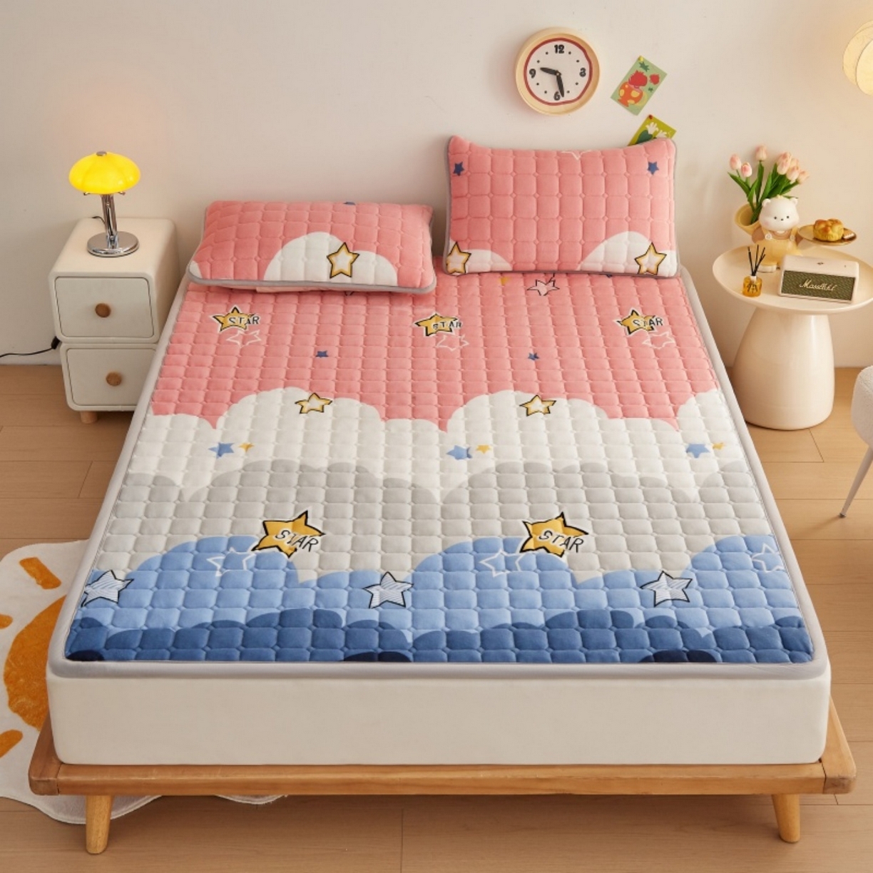 91家纺网 家纺一手货源 找家纺 奇丝雅 2025新款A类牛奶绒夹棉印花床褥床垫家用软垫床护垫-大床款 水纹星