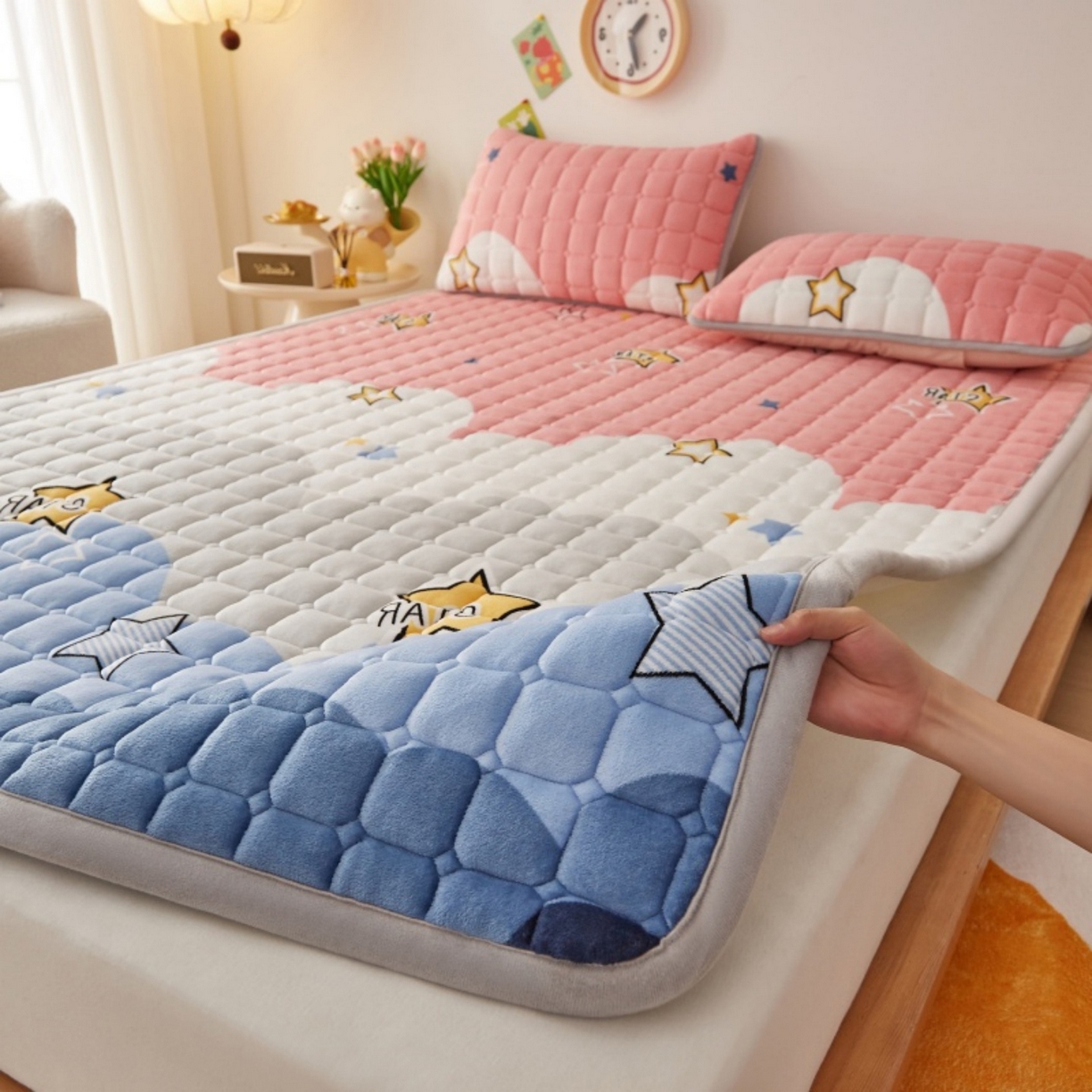 91家纺网 家纺一手货源 找家纺 奇丝雅 2025新款A类牛奶绒夹棉印花床褥床垫家用软垫床护垫-大床款 水纹星