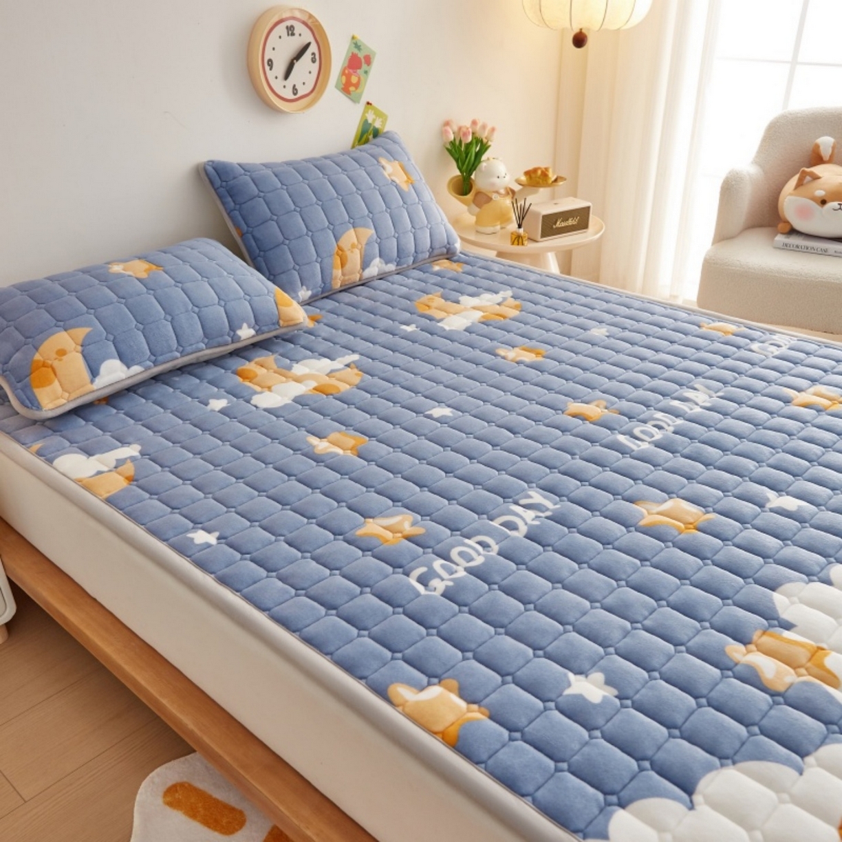 91家纺网 家纺一手货源 找家纺 （总）奇丝雅 2025新款A类牛奶绒夹棉印花床褥床垫家用软垫床护垫-大床款