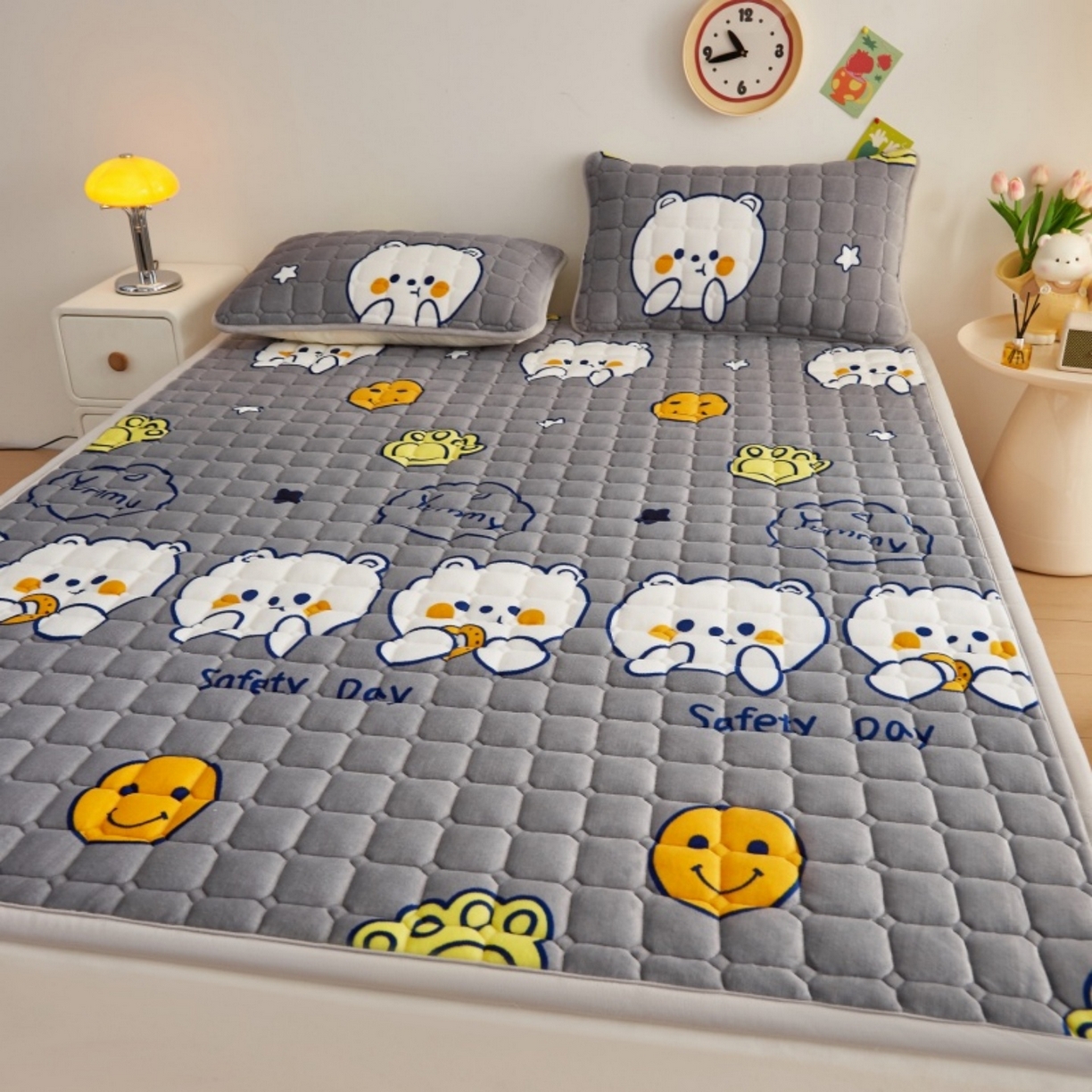 91家纺网 家纺一手货源 找家纺 奇丝雅 2025新款A类牛奶绒夹棉印花床褥床垫家用软垫床护垫-大床款 欢乐熊