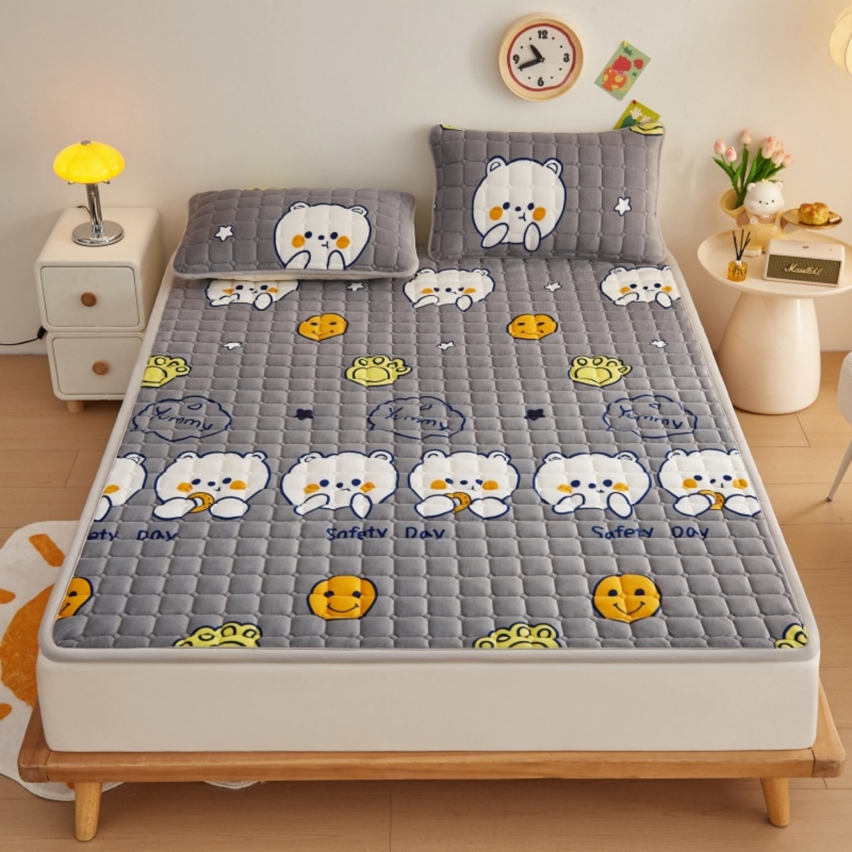 91家纺网 家纺一手货源 找家纺 奇丝雅 2025新款A类牛奶绒夹棉印花床褥床垫家用软垫床护垫-大床款 欢乐熊