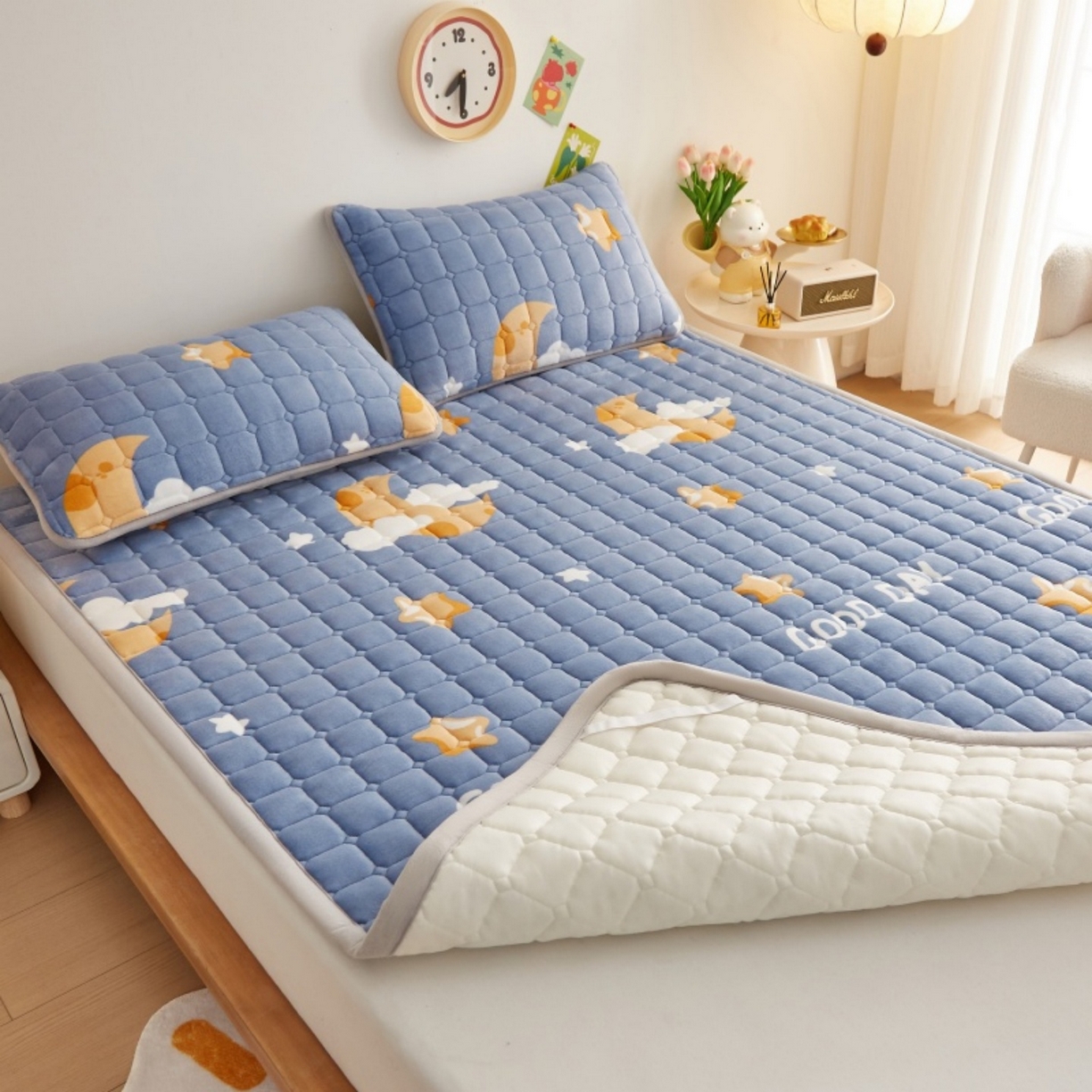 91家纺网 家纺一手货源 找家纺 （总）奇丝雅 2025新款A类牛奶绒夹棉印花床褥床垫家用软垫床护垫-大床款