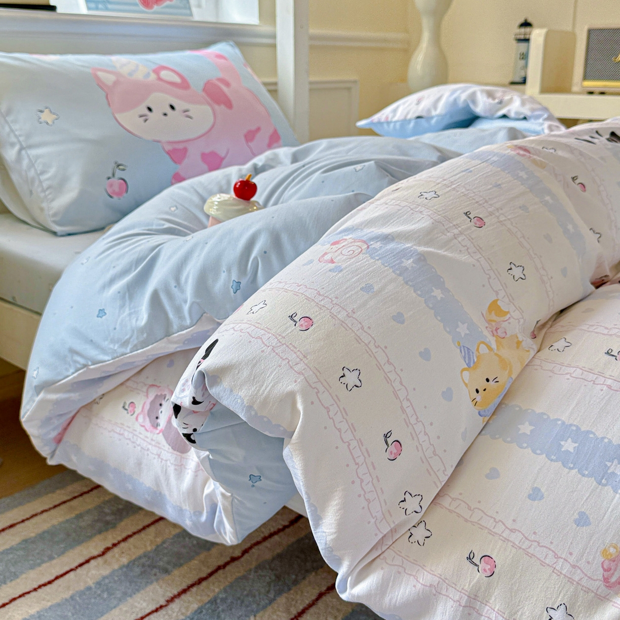 91家纺网 家纺一手货源 找家纺 海岛哥哥 2025新款软柔棉105g大版双面印花宿舍学生三件套上下铺三件套 甜心小猫