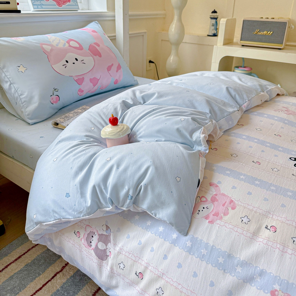 91家纺网 家纺一手货源 找家纺 海岛哥哥 2025新款软柔棉105g大版双面印花宿舍学生三件套上下铺三件套 甜心小猫