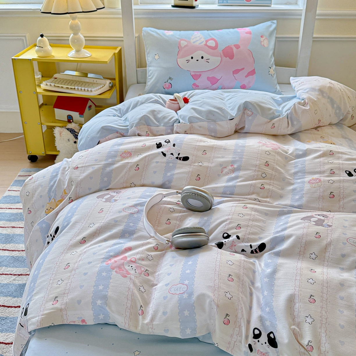 91家纺网 家纺一手货源 找家纺 海岛哥哥 2025新款软柔棉105g大版双面印花宿舍学生三件套上下铺三件套 甜心小猫