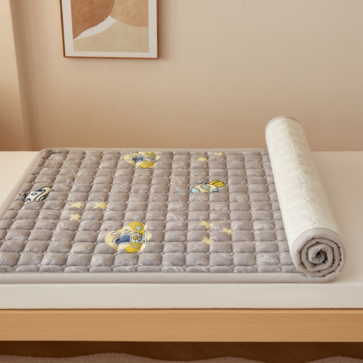 91家纺网 家纺一手货源 找家纺 奇丝雅 2025新款A类牛奶绒床褥床垫家用学生宿舍上下铺寝室软垫床护垫夹棉褥子-学生床垫 宇航员