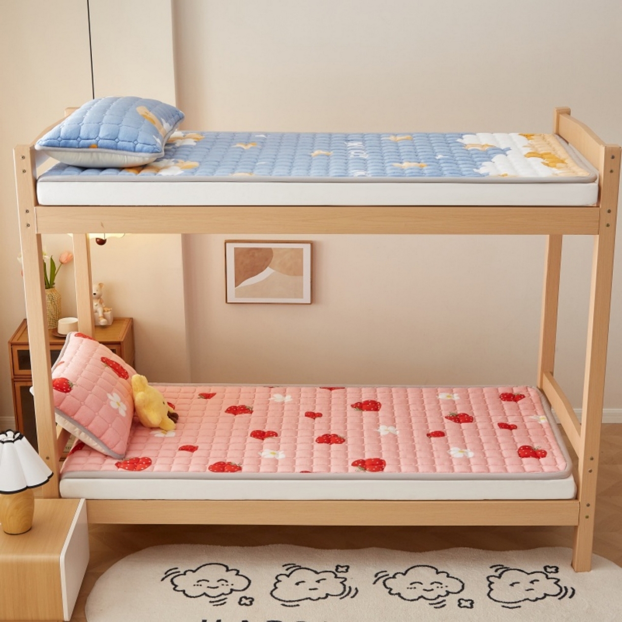 91家纺网 家纺一手货源 找家纺 奇丝雅 2025新款A类牛奶绒床褥床垫家用学生宿舍上下铺寝室软垫床护垫夹棉褥子-学生床垫 草莓物语