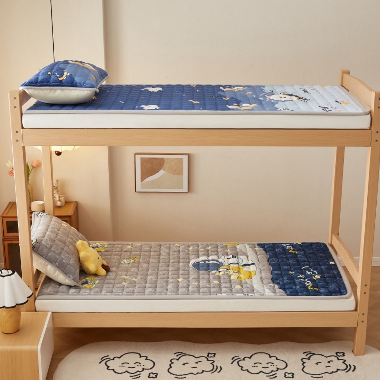 91家纺网 家纺一手货源 找家纺 奇丝雅 2025新款A类牛奶绒床褥床垫家用学生宿舍上下铺寝室软垫床护垫夹棉褥子-学生床垫 宇航员