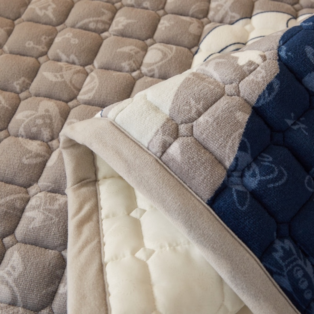 91家纺网 家纺一手货源 找家纺 奇丝雅 2025新款A类牛奶绒床褥床垫家用学生宿舍上下铺寝室软垫床护垫夹棉褥子-学生床垫 宇航员