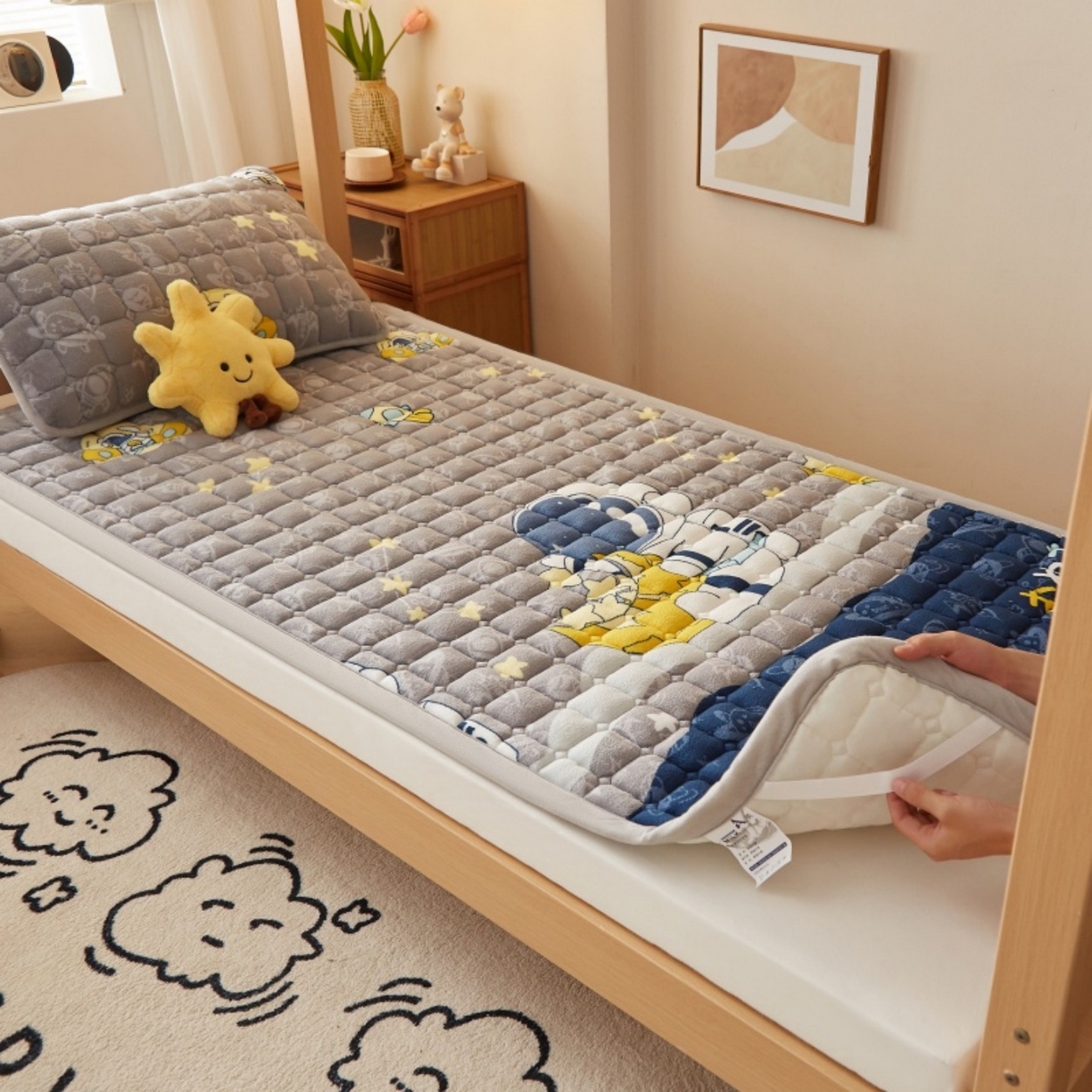 91家纺网 家纺一手货源 找家纺 奇丝雅 2025新款A类牛奶绒床褥床垫家用学生宿舍上下铺寝室软垫床护垫夹棉褥子-学生床垫 宇航员