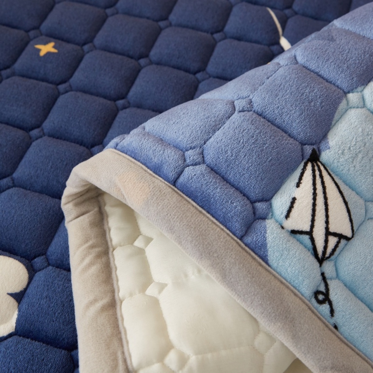 91家纺网 家纺一手货源 找家纺 奇丝雅 2025新款A类牛奶绒床褥床垫家用学生宿舍上下铺寝室软垫床护垫夹棉褥子-学生床垫 月亮熊