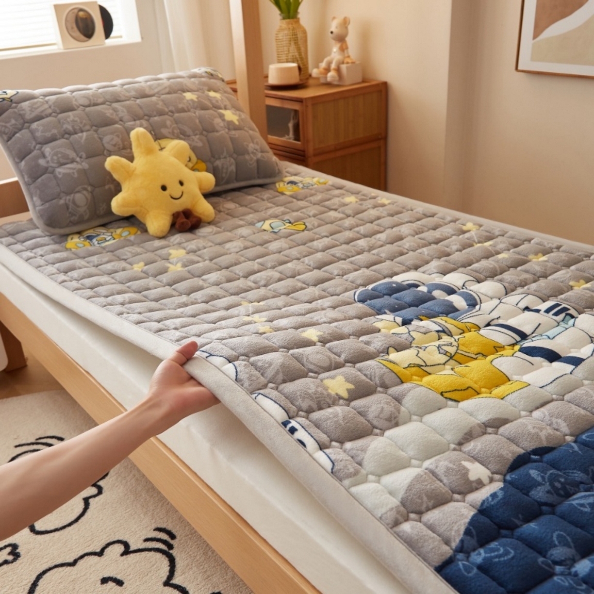 91家纺网 家纺一手货源 找家纺 奇丝雅 2025新款A类牛奶绒床褥床垫家用学生宿舍上下铺寝室软垫床护垫夹棉褥子-学生床垫 宇航员