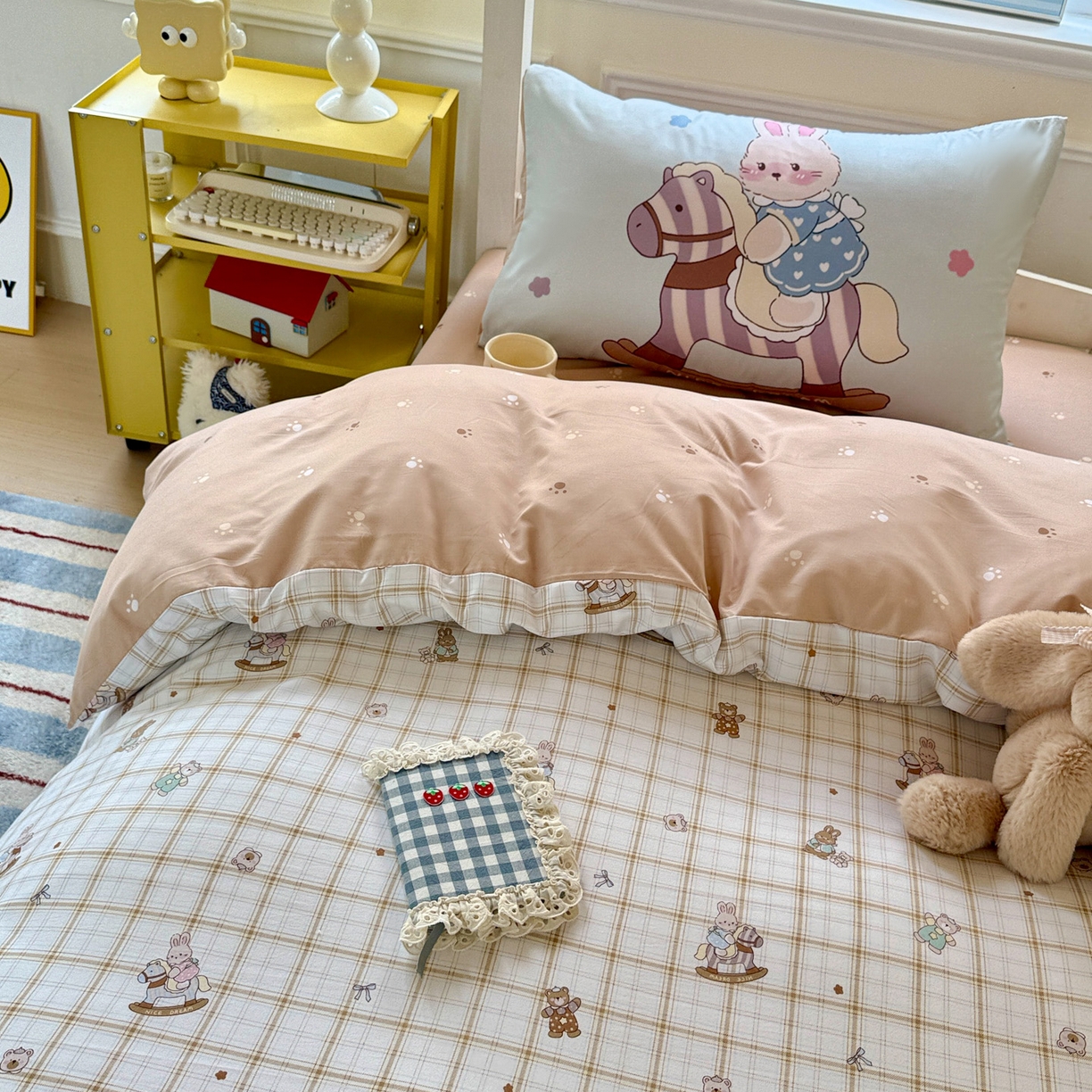 91家纺网 家纺一手货源 找家纺 海岛哥哥 2025新款软柔棉105g大版双面印花宿舍学生三件套上下铺三件套 可可小兔