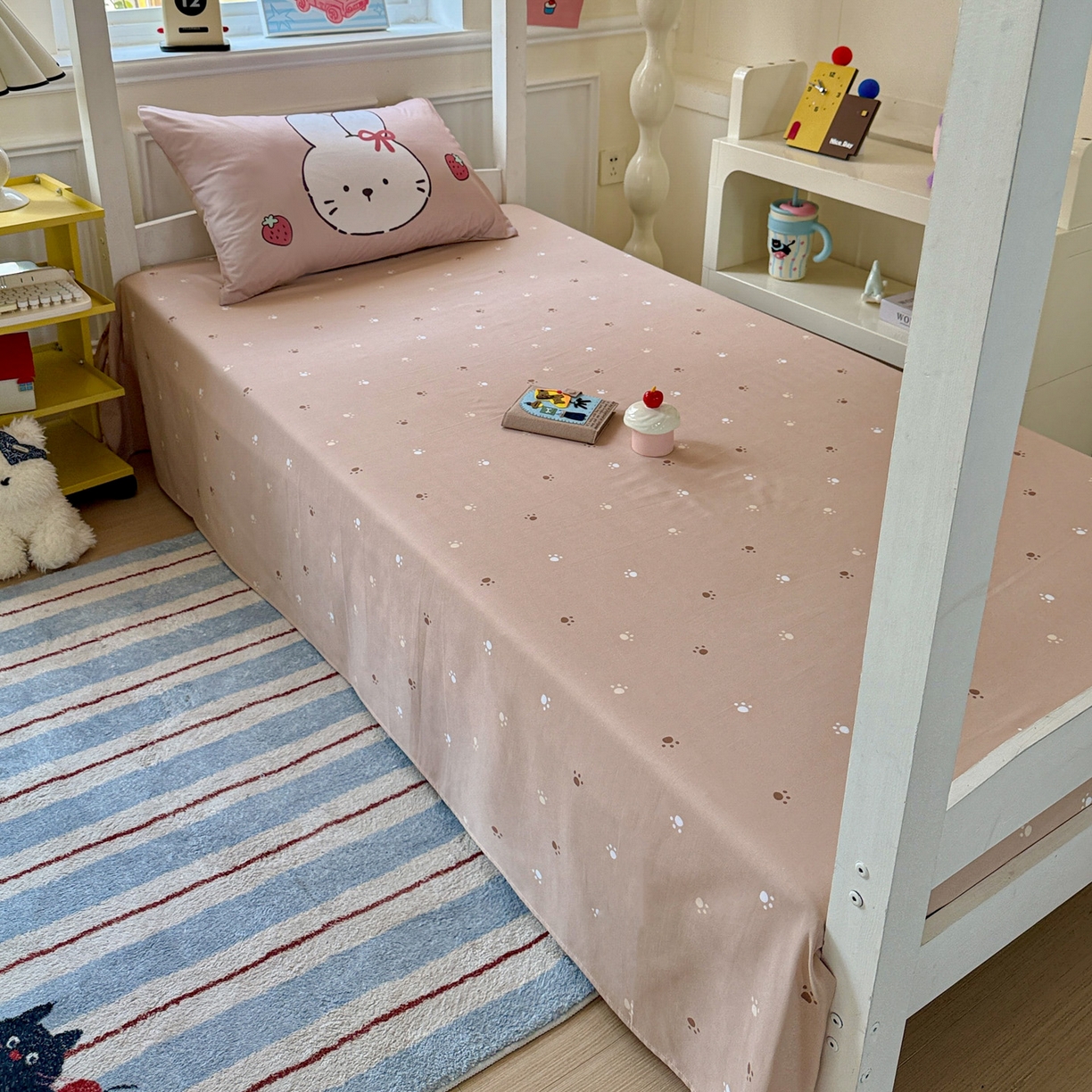 91家纺网 家纺一手货源 找家纺 海岛哥哥 2025新款软柔棉105g大版双面印花宿舍学生三件套上下铺三件套 莓果兔