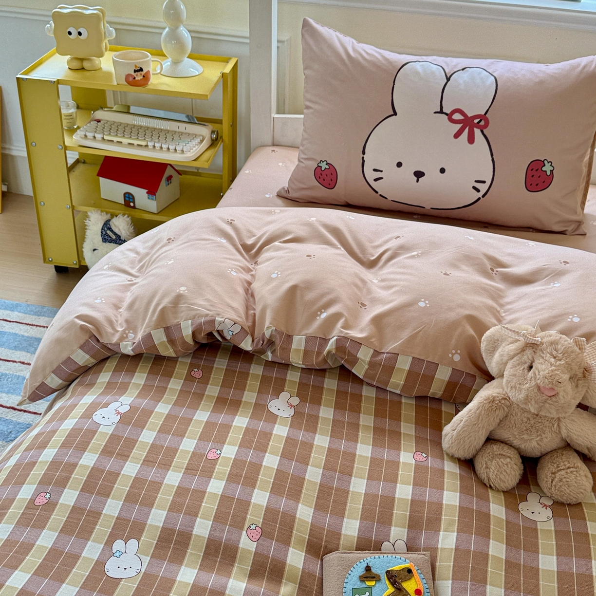 91家纺网 家纺一手货源 找家纺 海岛哥哥 2025新款软柔棉105g大版双面印花宿舍学生三件套上下铺三件套 莓果兔