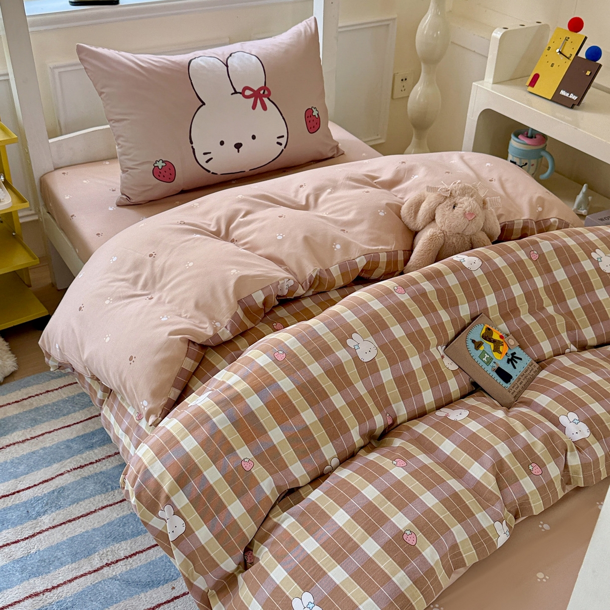 91家纺网 家纺一手货源 找家纺 海岛哥哥 2025新款软柔棉105g大版双面印花宿舍学生三件套上下铺三件套 莓果兔