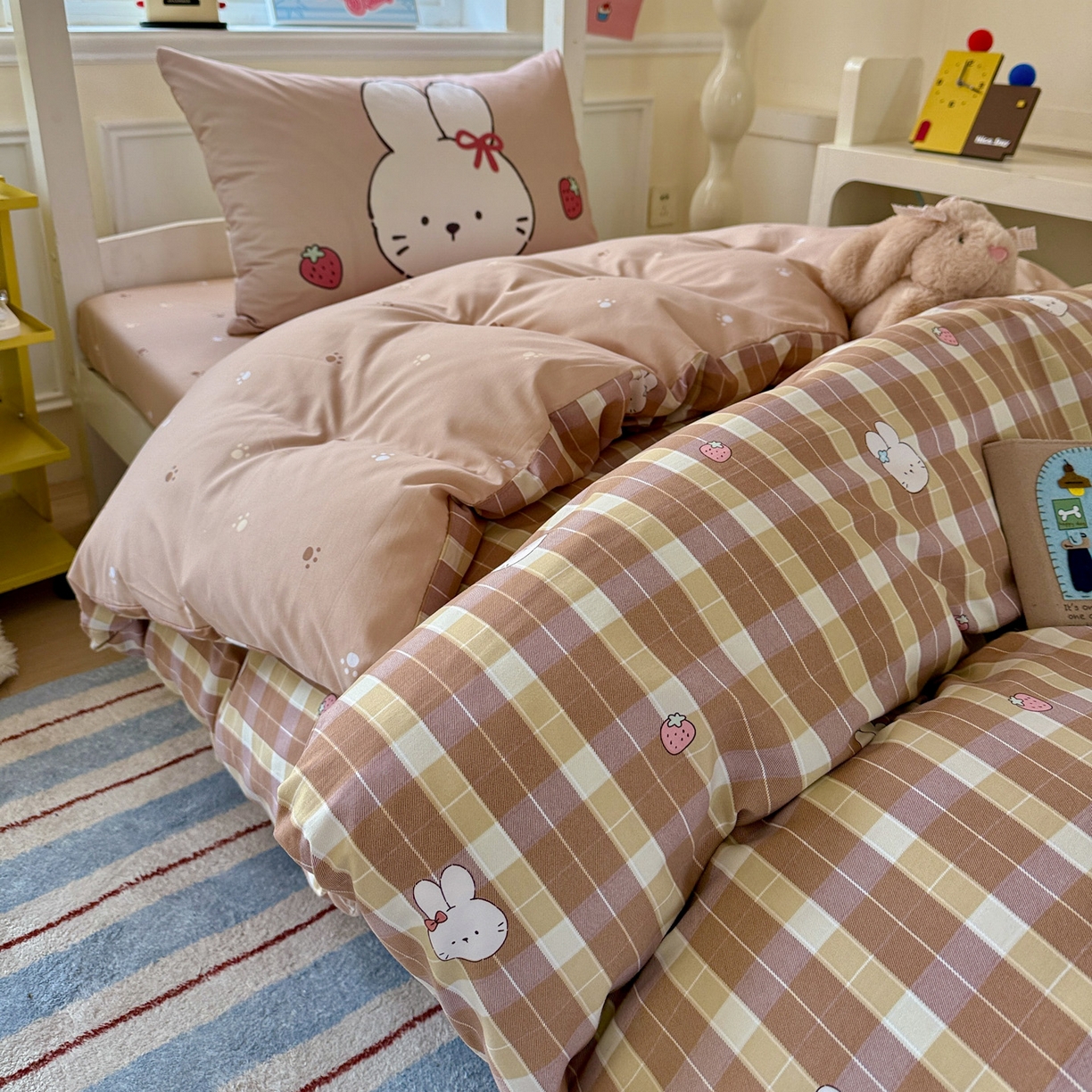 91家纺网 家纺一手货源 找家纺 海岛哥哥 2025新款软柔棉105g大版双面印花宿舍学生三件套上下铺三件套 莓果兔