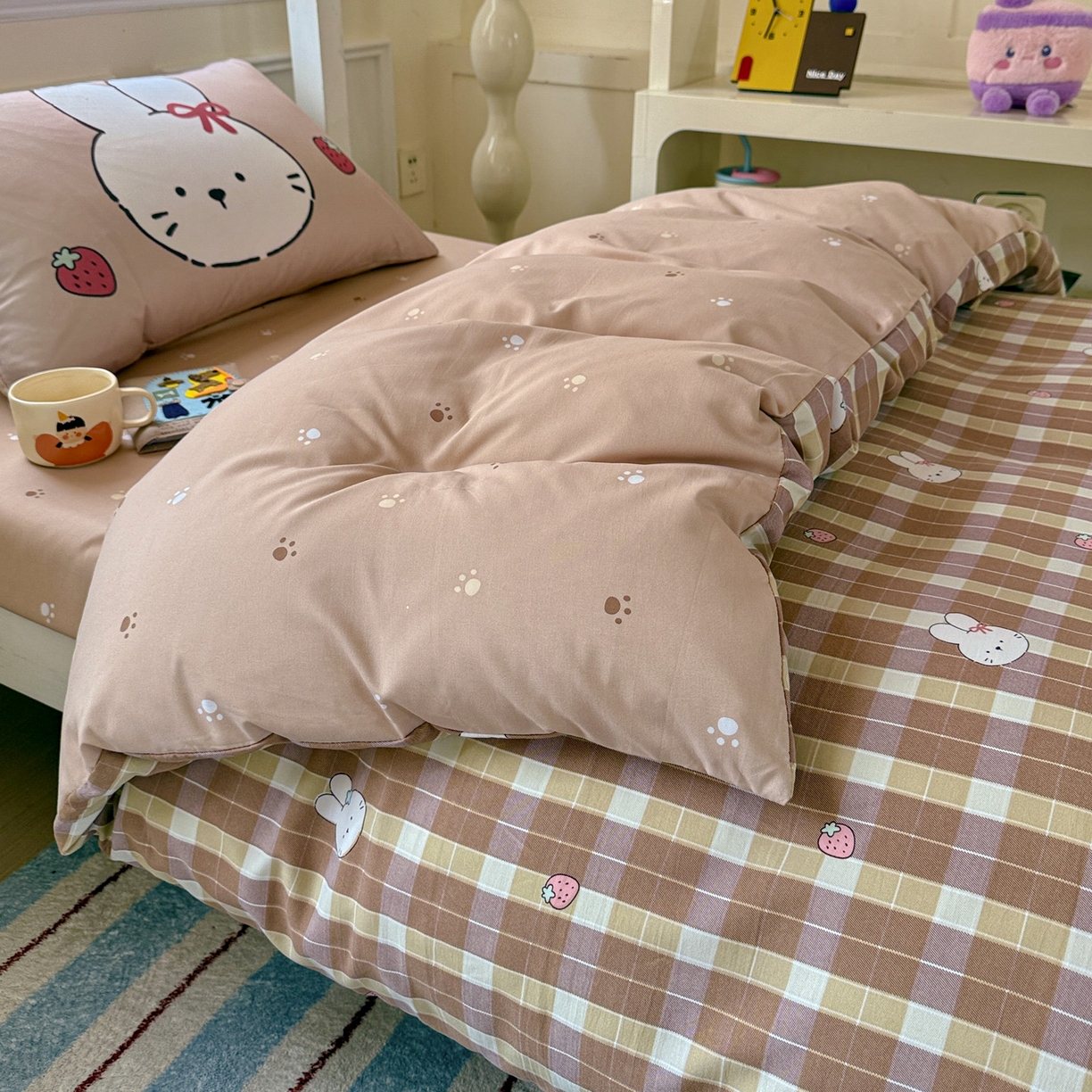 91家纺网 家纺一手货源 找家纺 海岛哥哥 2025新款软柔棉105g大版双面印花宿舍学生三件套上下铺三件套 莓果兔