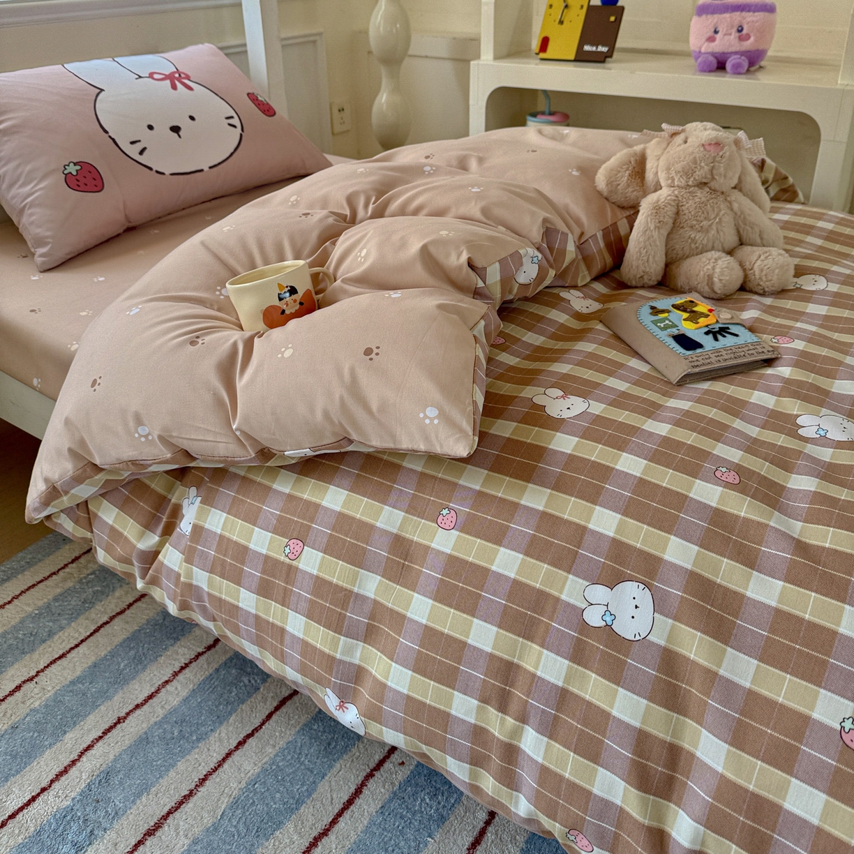 91家纺网 家纺一手货源 找家纺 海岛哥哥 2025新款软柔棉105g大版双面印花宿舍学生三件套上下铺三件套 莓果兔