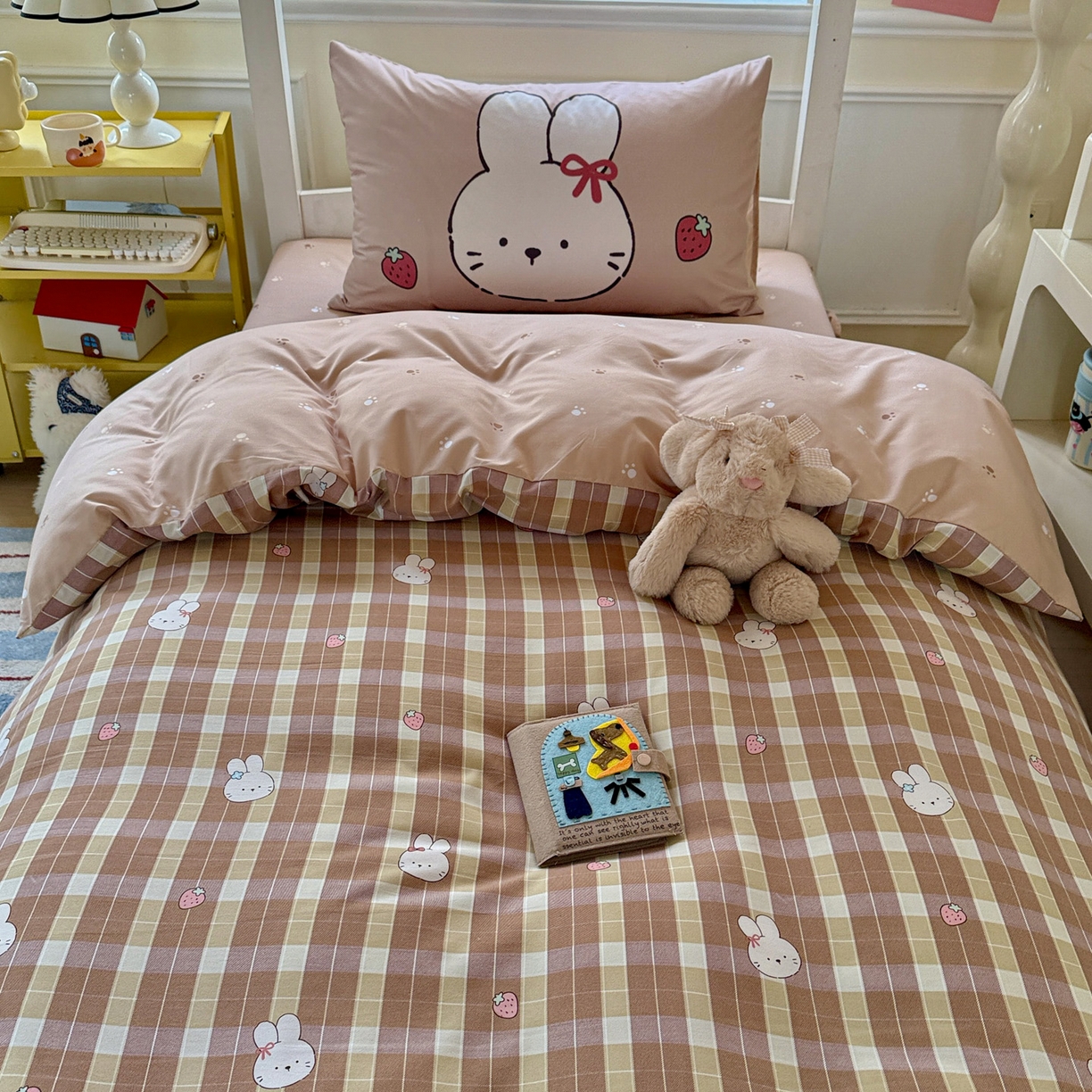 91家纺网 家纺一手货源 找家纺 海岛哥哥 2025新款软柔棉105g大版双面印花宿舍学生三件套上下铺三件套 莓果兔