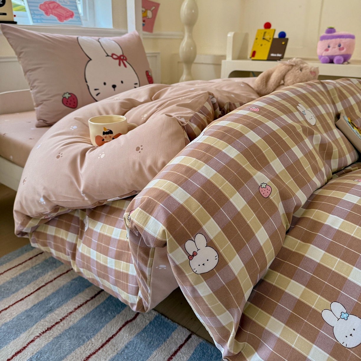 91家纺网 家纺一手货源 找家纺 海岛哥哥 2025新款软柔棉105g大版双面印花宿舍学生三件套上下铺三件套 莓果兔