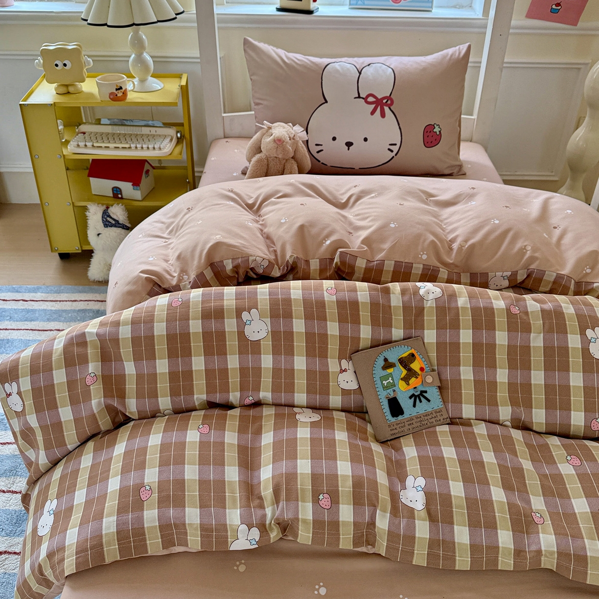 91家纺网 家纺一手货源 找家纺 海岛哥哥 2025新款软柔棉105g大版双面印花宿舍学生三件套上下铺三件套 莓果兔