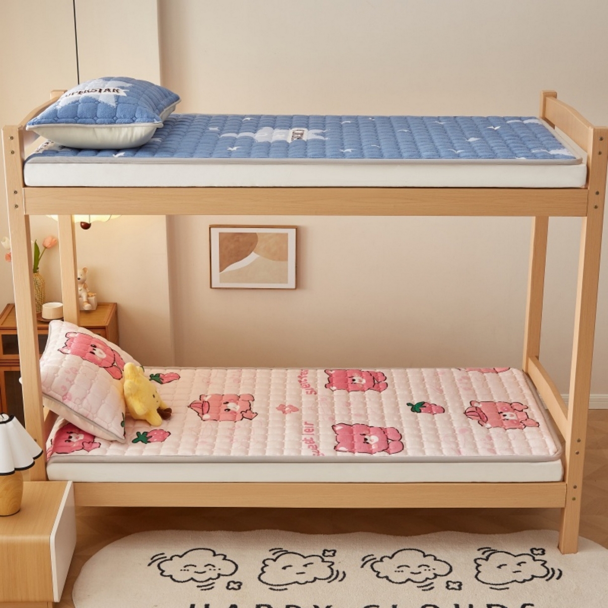 91家纺网 家纺一手货源 找家纺 奇丝雅 2025新款A类牛奶绒床褥床垫家用学生宿舍上下铺寝室软垫床护垫夹棉褥子-学生床垫 草莓熊