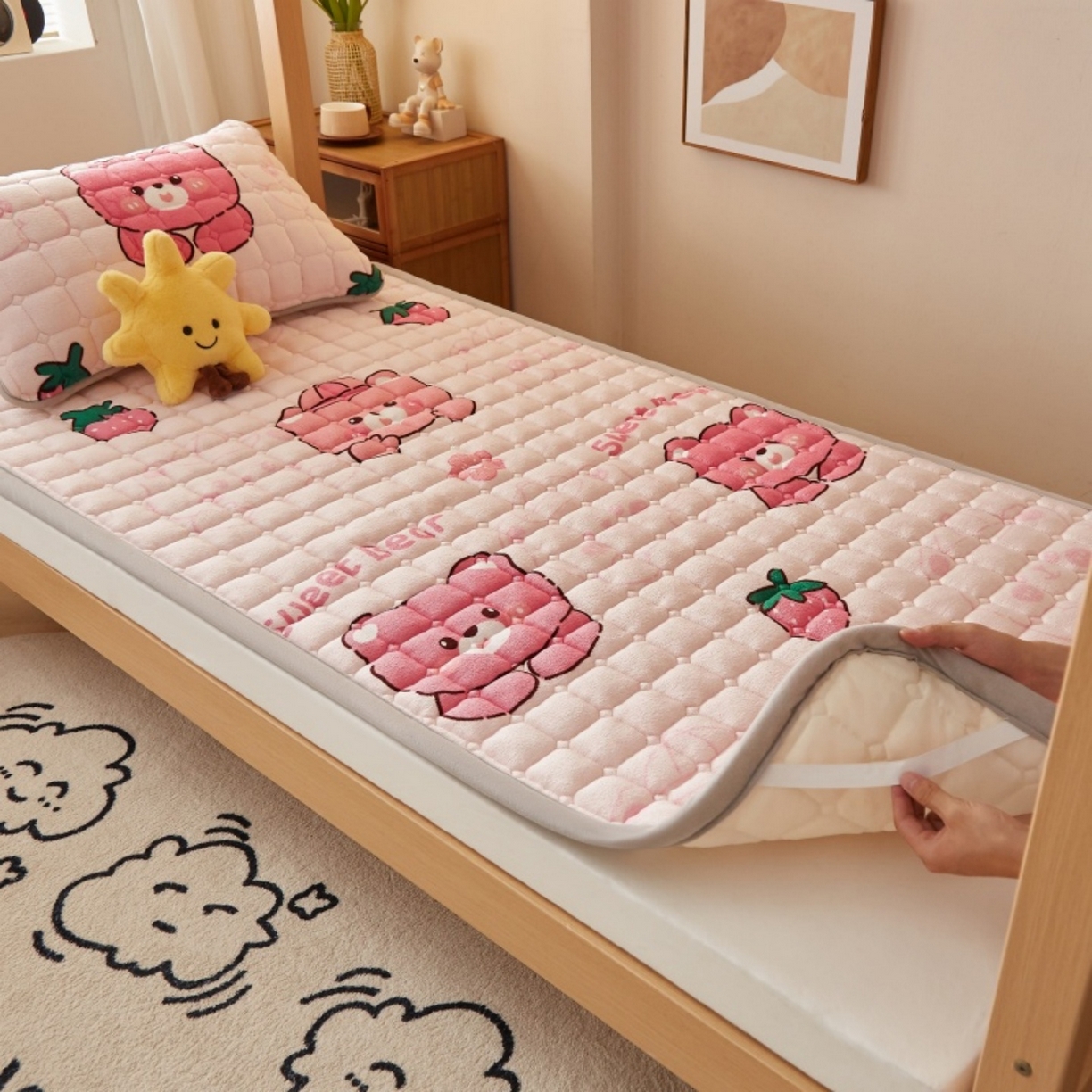 91家纺网 家纺一手货源 找家纺 奇丝雅 2025新款A类牛奶绒床褥床垫家用学生宿舍上下铺寝室软垫床护垫夹棉褥子-学生床垫 草莓熊