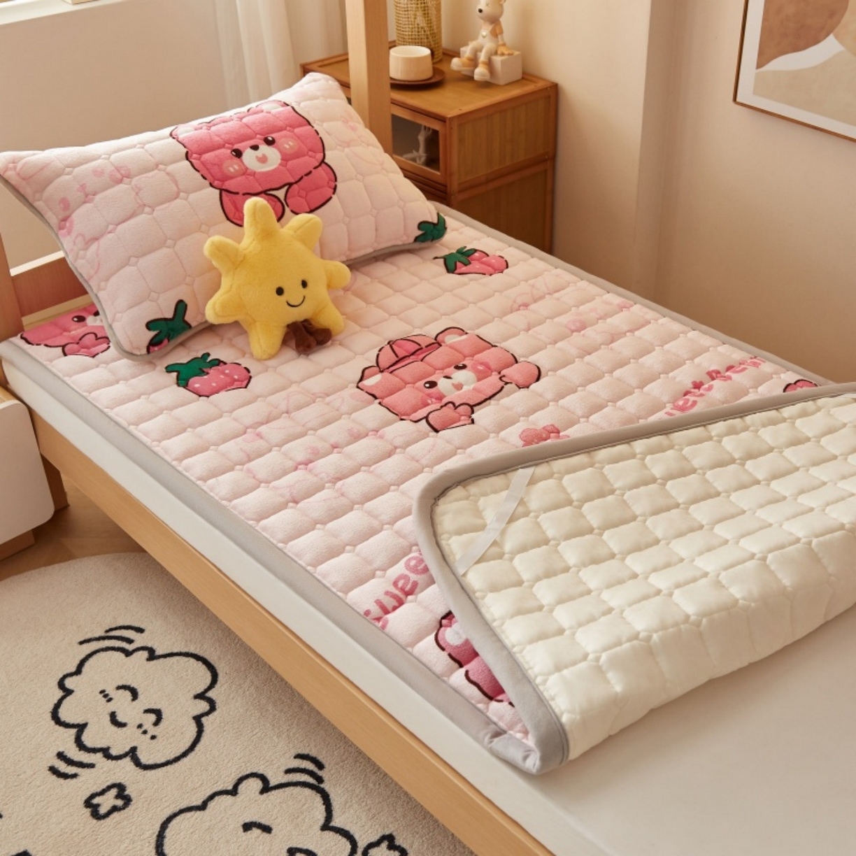 91家纺网 家纺一手货源 找家纺 奇丝雅 2025新款A类牛奶绒床褥床垫家用学生宿舍上下铺寝室软垫床护垫夹棉褥子-学生床垫 草莓熊