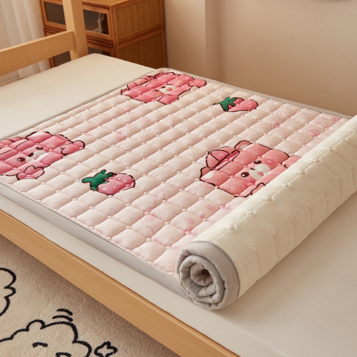 91家纺网 家纺一手货源 找家纺 奇丝雅 2025新款A类牛奶绒床褥床垫家用学生宿舍上下铺寝室软垫床护垫夹棉褥子-学生床垫 草莓熊