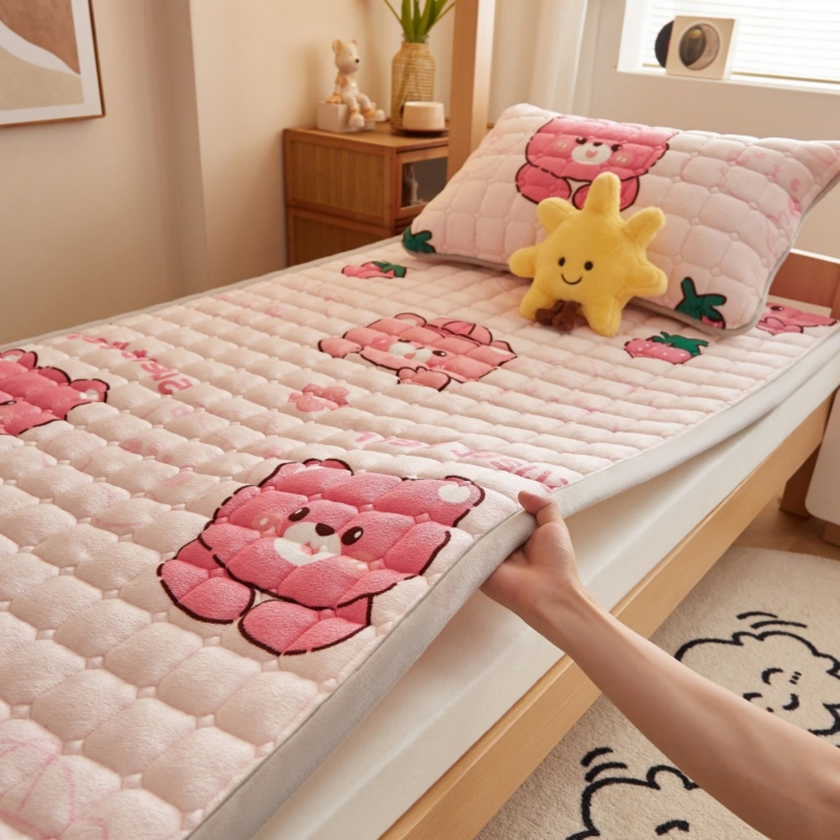 91家纺网 家纺一手货源 找家纺 奇丝雅 2025新款A类牛奶绒床褥床垫家用学生宿舍上下铺寝室软垫床护垫夹棉褥子-学生床垫 草莓熊