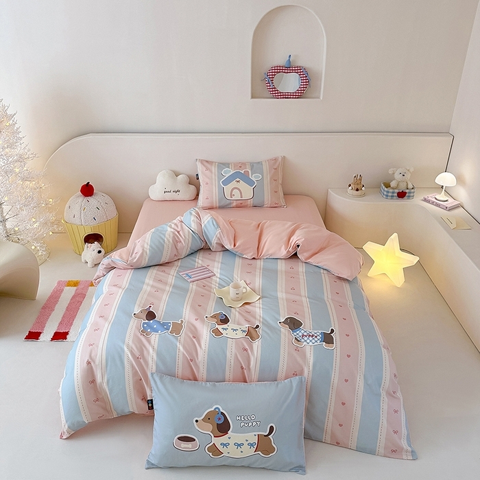 91家纺网 家纺一手货源 找家纺 （总）RYB红黄兰 开学季2025新款ins设计师原创大版卡通数码印花40s全棉纯棉四件套-场景二