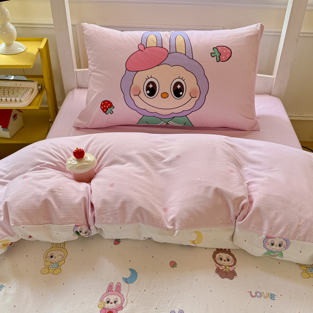 91家纺网 家纺一手货源 找家纺 海岛哥哥 2025新款软柔棉105g大版双面印花宿舍学生三件套上下铺三件套 娃娃家族