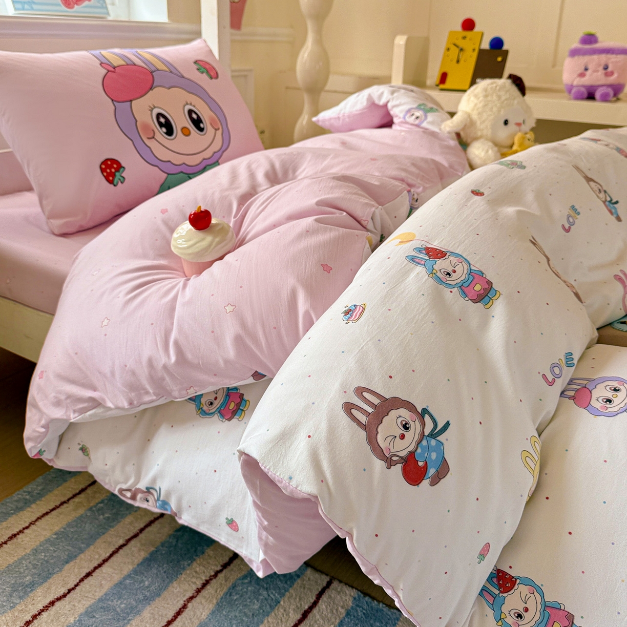 91家纺网 家纺一手货源 找家纺 海岛哥哥 2025新款软柔棉105g大版双面印花宿舍学生三件套上下铺三件套 娃娃家族