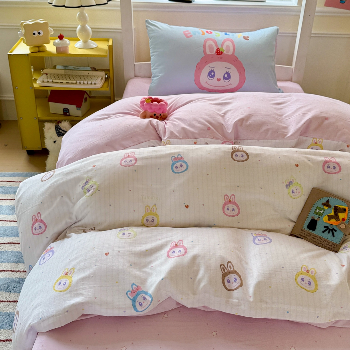 91家纺网 家纺一手货源 找家纺 海岛哥哥 2025新款软柔棉105g大版双面印花宿舍学生三件套上下铺三件套 玩偶合集