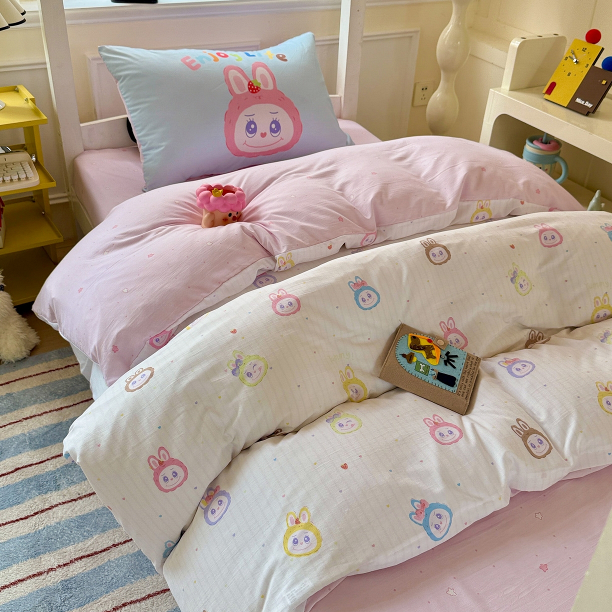 91家纺网 家纺一手货源 找家纺 海岛哥哥 2025新款软柔棉105g大版双面印花宿舍学生三件套上下铺三件套 玩偶合集