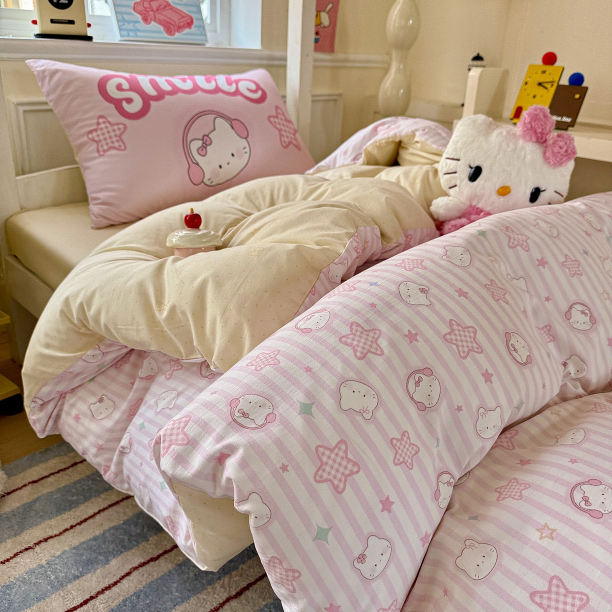 91家纺网 家纺一手货源 找家纺 海岛哥哥 2025新款软柔棉105g大版双面印花宿舍学生三件套上下铺三件套 星星凯蒂粉